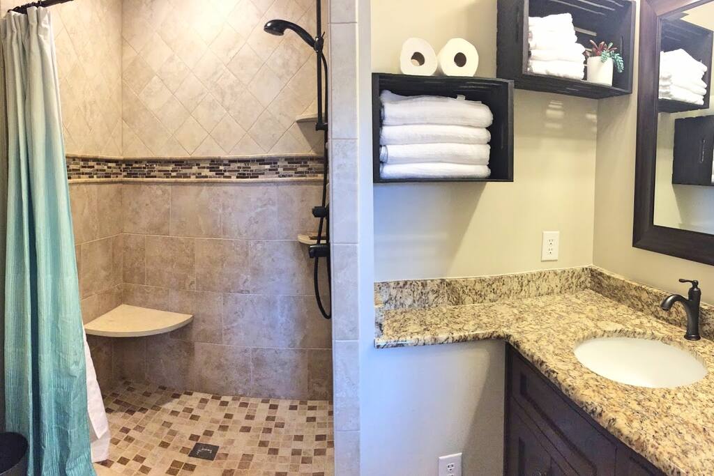 Full bathroom adjacent to room with double queens Full bathroom adjacent to room with double queens - Camm’s Lakeside Retreat (Close to Charlotte) - Belmont