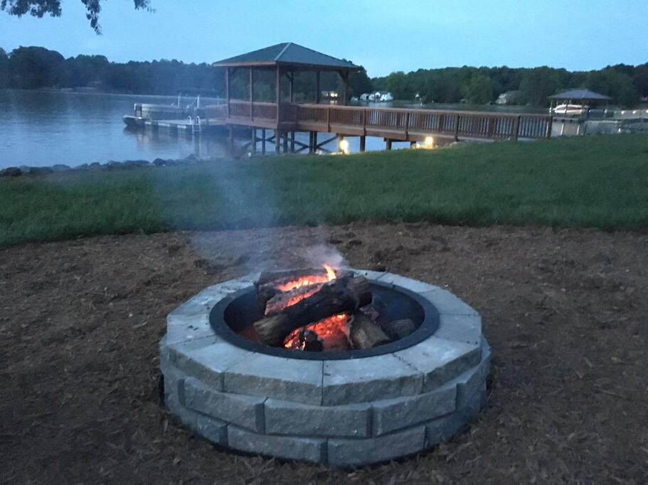 Have conversations around the fire pit. Adirondack chairs are located against the house. Logs are provided and complimentary. Have conversations around the fire pit. Adirondack chairs are located against the house. Logs are provided and complimentary. - Camm’s Lakeside Retreat (Close to Charlotte) - Belmont