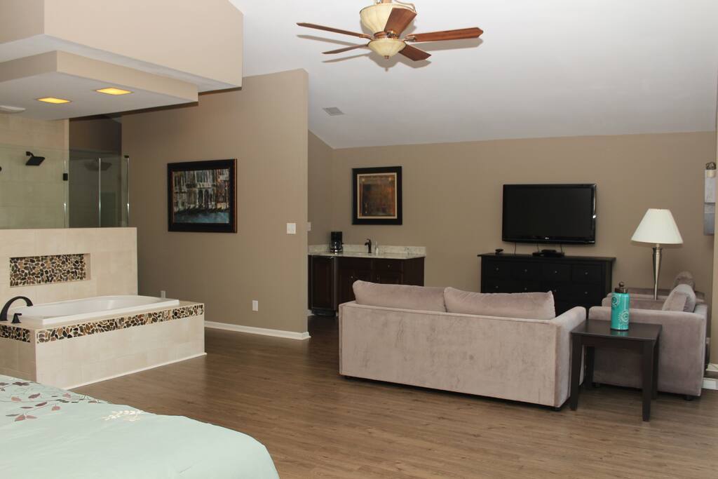 You won’t find a Master Suite quite like this one! Approximately 900 sq ft with Waterfront Private Balcony You won’t find a Master Suite quite like this one! Approximately 900 sq ft with Waterfront Private Balcony - Camm’s Lakeside Retreat (Close to Charlotte) - Belmont