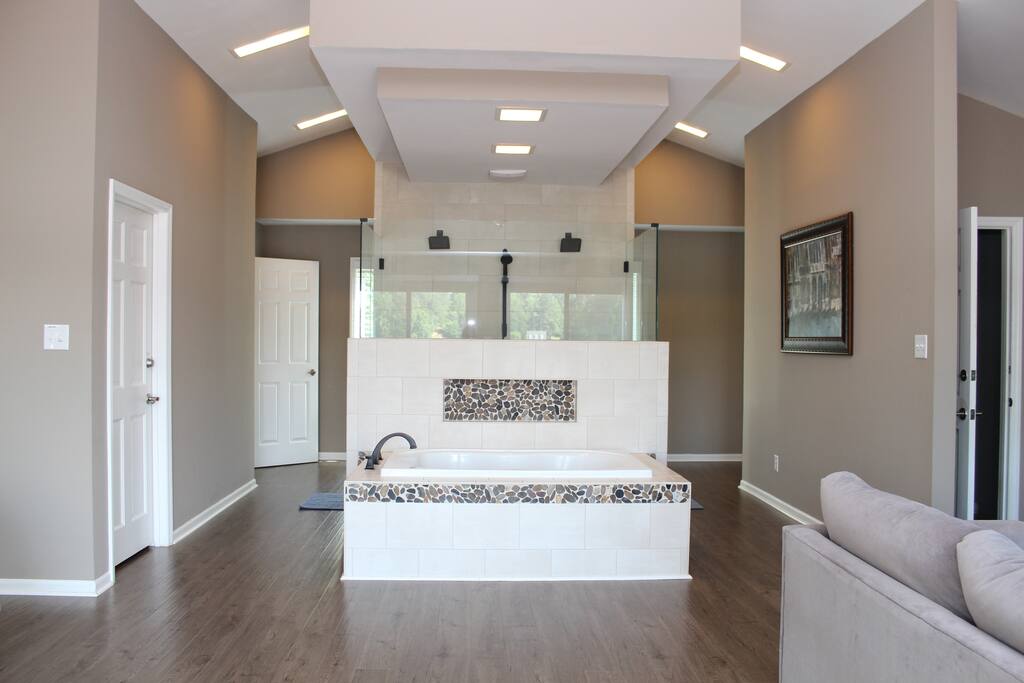 Soaking Garden Tub in the the middle of the Master Suite Soaking Garden Tub in the the middle of the Master Suite - Camm’s Lakeside Retreat (Close to Charlotte) - Belmont