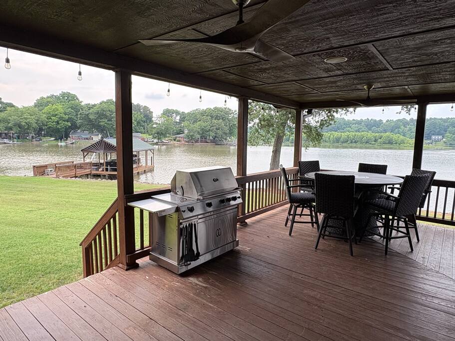 Gas grill for your use. We provide propane for your convenience. Gas grill for your use. We provide propane for your convenience. - Camm’s Lakeside Retreat (Close to Charlotte) - Belmont