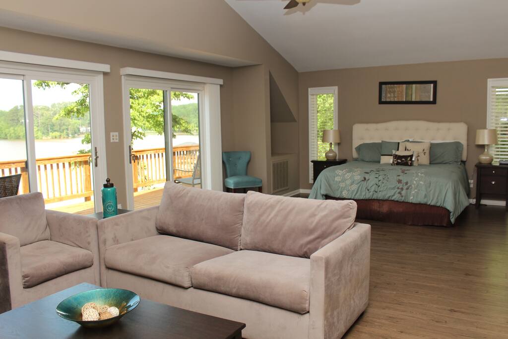 Master Suite with King Bed, Sitting Area and Pull out Queen Bed. Approximately 900 sq ft. Master Suite with King Bed, Sitting Area and Pull out Queen Bed. Approximately 900 sq ft. - Camm’s Lakeside Retreat (Close to Charlotte) - Belmont