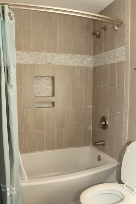 Newly updated tub and tile bathroom Newly updated tub and tile bathroom - Camm’s Lakeside Retreat (Close to Charlotte) - Belmont