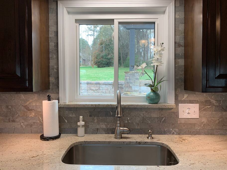 Beautiful backsplash with under mount lighting Beautiful backsplash with under mount lighting - Camm’s Lakeside Retreat (Close to Charlotte) - Belmont