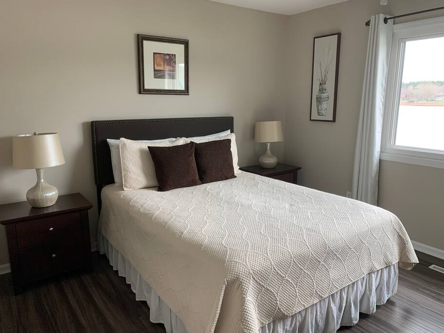 Upstairs Private Guest Suite - Waterfront view with private bathroom Upstairs Private Guest Suite - Waterfront view with private bathroom - Camm’s Lakeside Retreat (Close to Charlotte) - Belmont