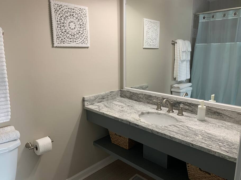 Newly renovated floating vanity with granite top Newly renovated floating vanity with granite top - Camm’s Lakeside Retreat (Close to Charlotte) - Belmont