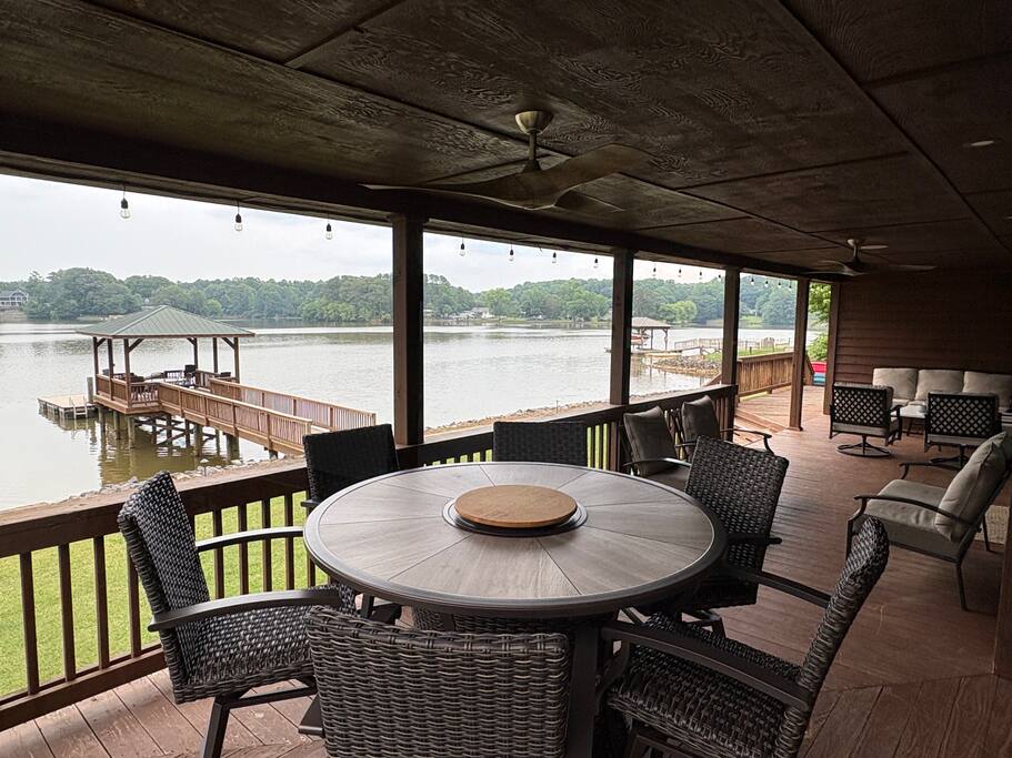 Plenty of seating for all of our guests under the covered porch Plenty of seating for all of our guests under the covered porch - Camm’s Lakeside Retreat (Close to Charlotte) - Belmont
