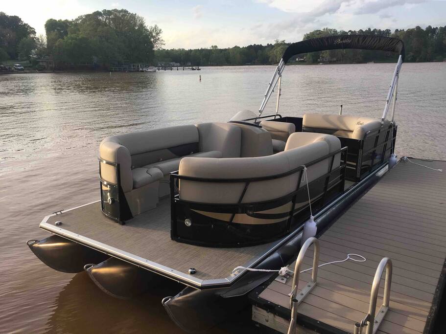 Book a Bentley Tritoon (140 HP) and tube for a smoother ride with your vacation rental (if available). Seats up to 14 people. Free Delivery & Pick Up. Book a Bentley Tritoon (140 HP) and tube for a smoother ride with your vacation rental (if available). Seats up to 14 people. Free Delivery & Pick Up. - Camm’s Lakeside Retreat (Close to Charlotte) - Belmont