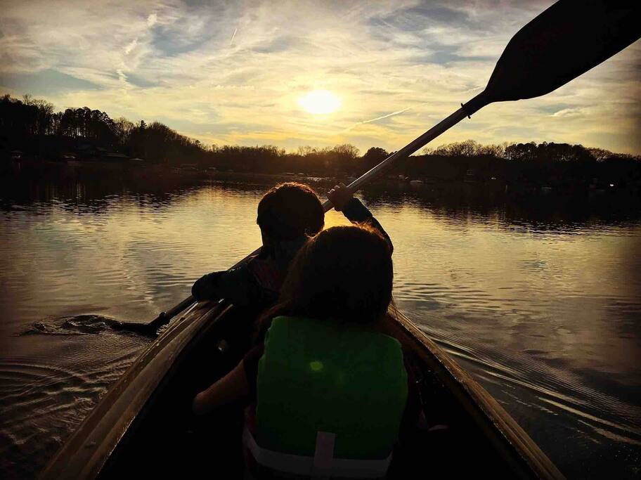 Kayaking at sunset. Kayaks are provided for your enjoyment. Kayaking at sunset. Kayaks are provided for your enjoyment. - Camm’s Lakeside Retreat (Close to Charlotte) - Belmont