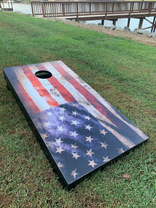 Cornhole boards available for your use. No need to bring them. Endless fun! Cornhole boards available for your use. No need to bring them. Endless fun! - Camm’s Lakeside Retreat (Close to Charlotte) - Belmont