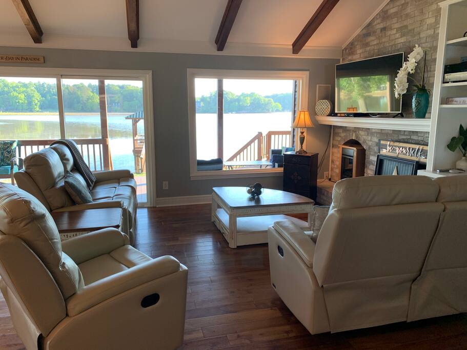 Open floor plan with five (5) leather reclining sofas for that afternoon nap after a day out in the sun. Open floor plan with five (5) leather reclining sofas for that afternoon nap after a day out in the sun. - Camm’s Lakeside Retreat (Close to Charlotte) - Belmont