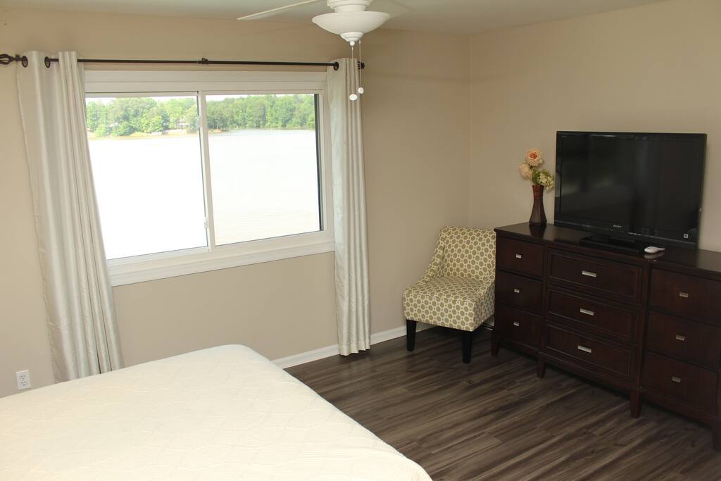 Upstairs Private Guest Suite - Waterfront view with private bathroom Upstairs Private Guest Suite - Waterfront view with private bathroom - Camm’s Lakeside Retreat (Close to Charlotte) - Belmont