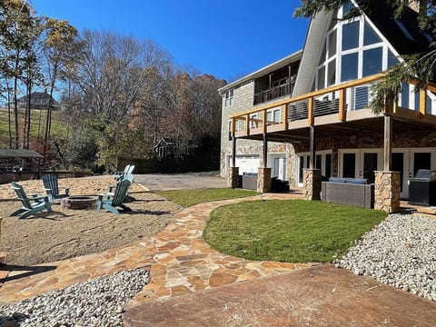 Chalet on Lake Wylie, Waterfront w/Beach/Sleeps 16