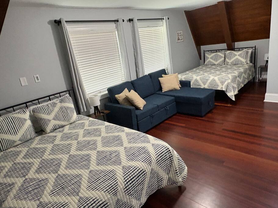 Chalet on Lake Wylie, Waterfront w/Beach/Sleeps 16