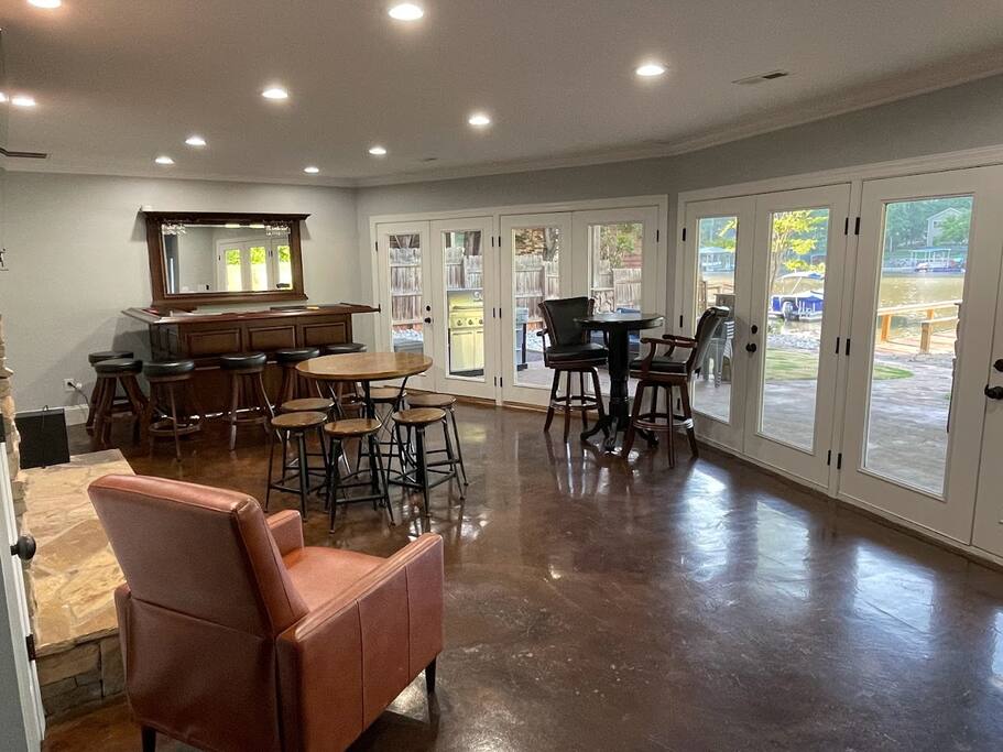 Unwind in our spacious walkout basement, designed for comfort and fun. Featuring a built-in bar, a large smart TV for movie nights or sports, and ample seating, it's ideal for relaxing. Plus, enjoy beautiful lake views as you socialize. Unwind in our spacious walkout basement, designed for comfort and fun. Featuring a built-in bar, a large smart TV for movie nights or sports, and ample seating, it's ideal for relaxing. Plus, enjoy beautiful lake views as you socialize. - Chalet on Lake Wylie, Waterfront w/Beach/Sleeps 16 - Belmont