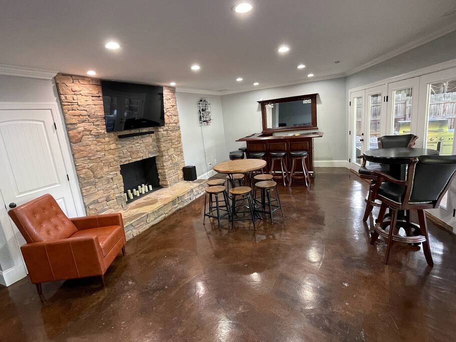 Unwind in our spacious walkout basement, designed for comfort and fun. Featuring a built-in bar, a large smart TV for movie nights or sports, and ample seating, it's ideal for relaxing. Plus, enjoy beautiful lake views as you socialize. Unwind in our spacious walkout basement, designed for comfort and fun. Featuring a built-in bar, a large smart TV for movie nights or sports, and ample seating, it's ideal for relaxing. Plus, enjoy beautiful lake views as you socialize. - Chalet on Lake Wylie, Waterfront w/Beach/Sleeps 16 - Belmont