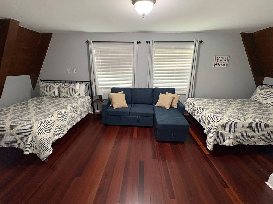 Chalet on Lake Wylie, Waterfront w/Beach/Sleeps 16