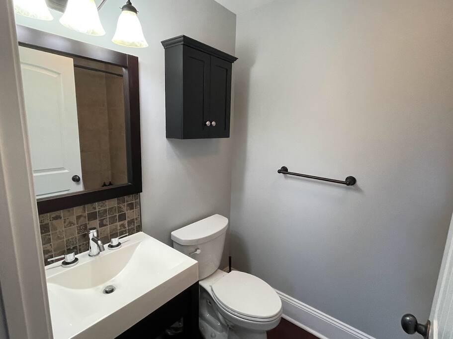 Full bathroom with tub Full bathroom with tub - Chalet on Lake Wylie, Waterfront w/Beach/Sleeps 16 - Belmont