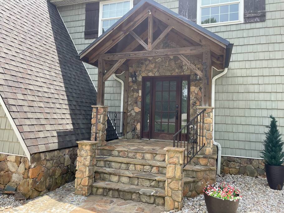 Chalet on Lake Wylie, Waterfront w/Beach/Sleeps 16 - Belmont Chalet on Lake Wylie, Waterfront w/Beach/Sleeps 16 - Belmont