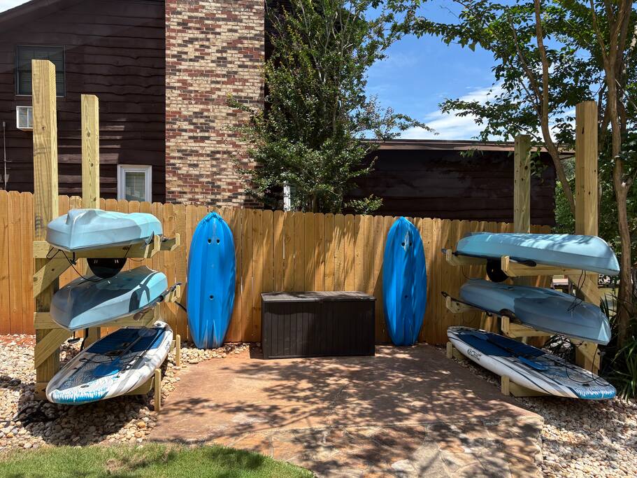 Feel free to enjoy the kayaks and paddle boards—they're available for you to use throughout your stay! Life jackets are provided as well. Feel free to enjoy the kayaks and paddle boards—they're available for you to use throughout your stay! Life jackets are provided as well. - Chalet on Lake Wylie, Waterfront w/Beach/Sleeps 16 - Belmont
