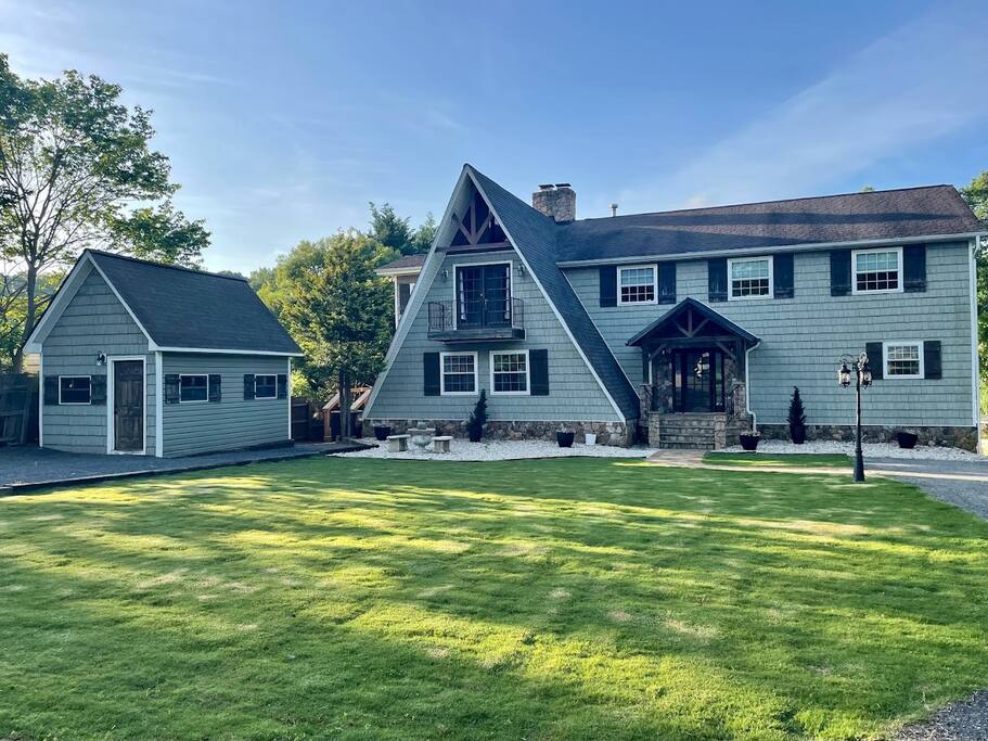 Chalet on Lake Wylie, Waterfront w/Beach/Sleeps 16 - Belmont Chalet on Lake Wylie, Waterfront w/Beach/Sleeps 16 - Belmont