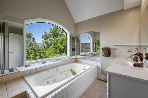 Trace of Heaven - Panoramic Views, Private 5-Acre Estate, Hot Tub, Game Room