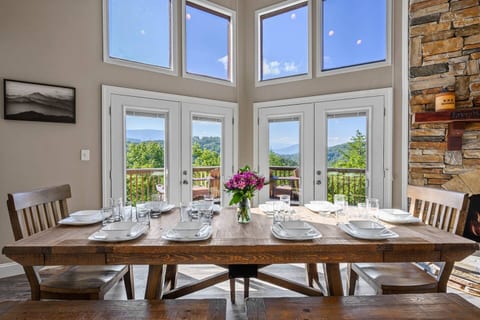 Trace of Heaven - Panoramic Views, Private 5-Acre Estate, Hot Tub, Game Room