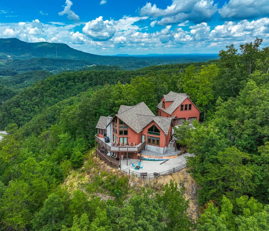 3,000 sq ft atop panoramic mountain views