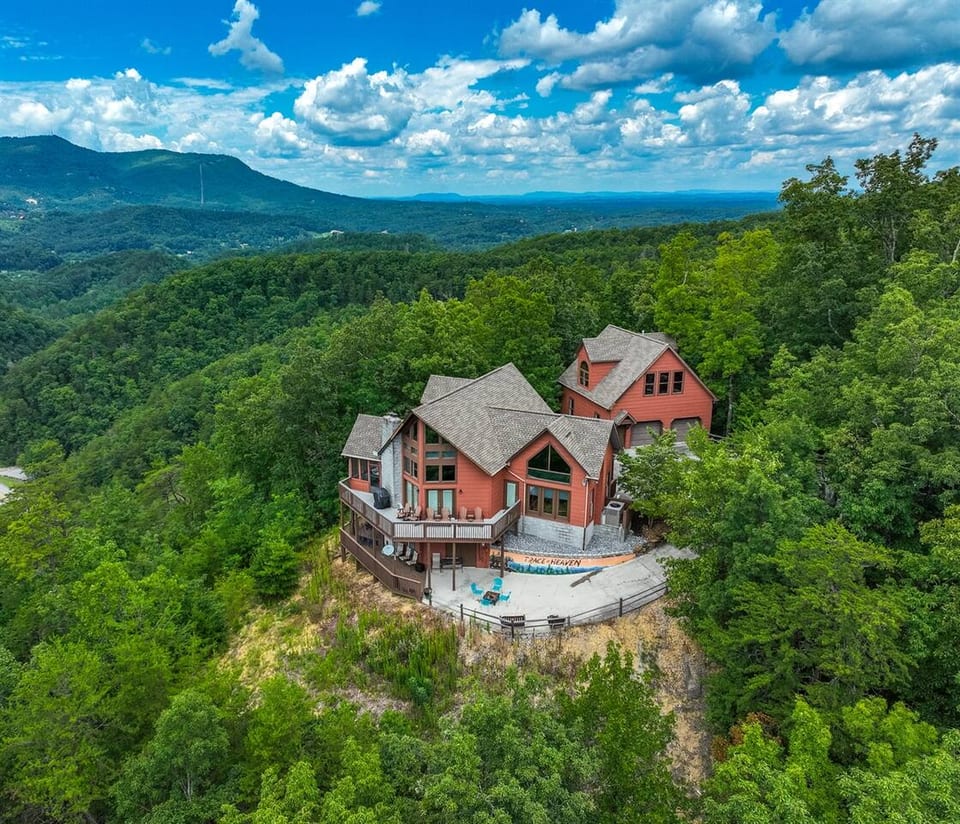 3,000 sq ft atop panoramic mountain views