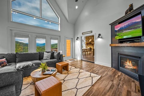 Trace of Heaven - Panoramic Views, Private 5-Acre Estate, Hot Tub, Game Room