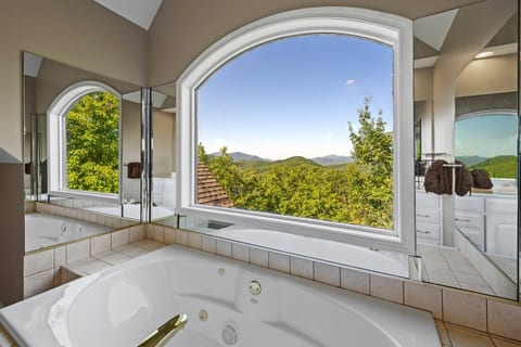 Trace of Heaven - Panoramic Views, Private 5-Acre Estate, Hot Tub, Game Room