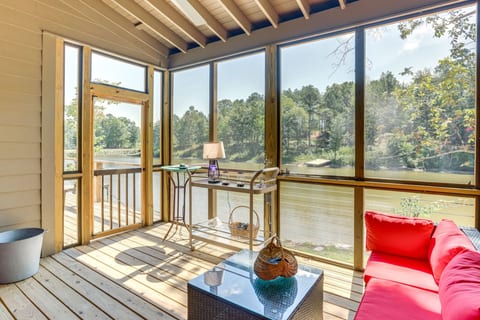 New 3BR Lakefront Home w/ Dock + Fishing Pond