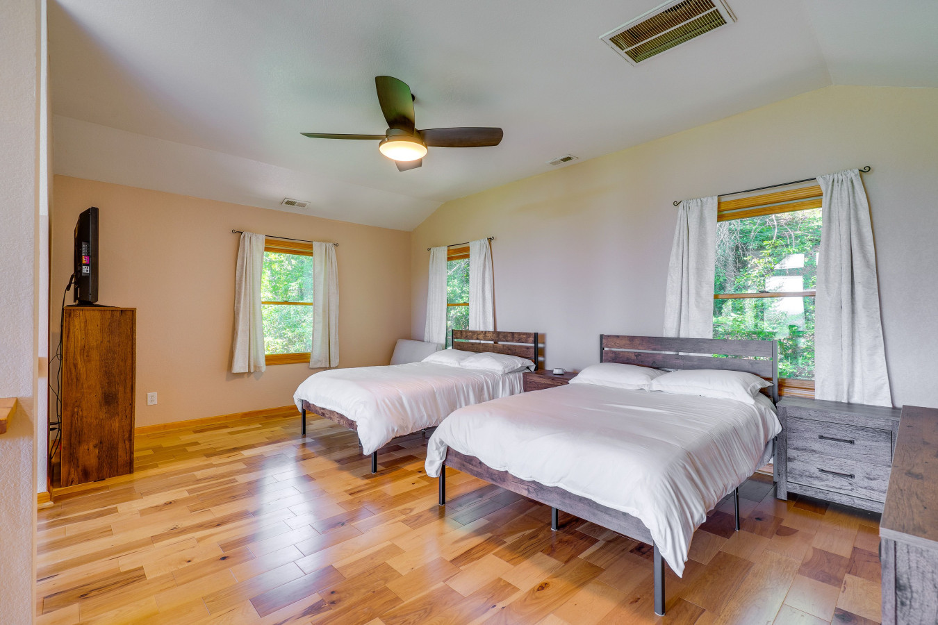 stunning-views-hot-tub-fire-pit-grill/