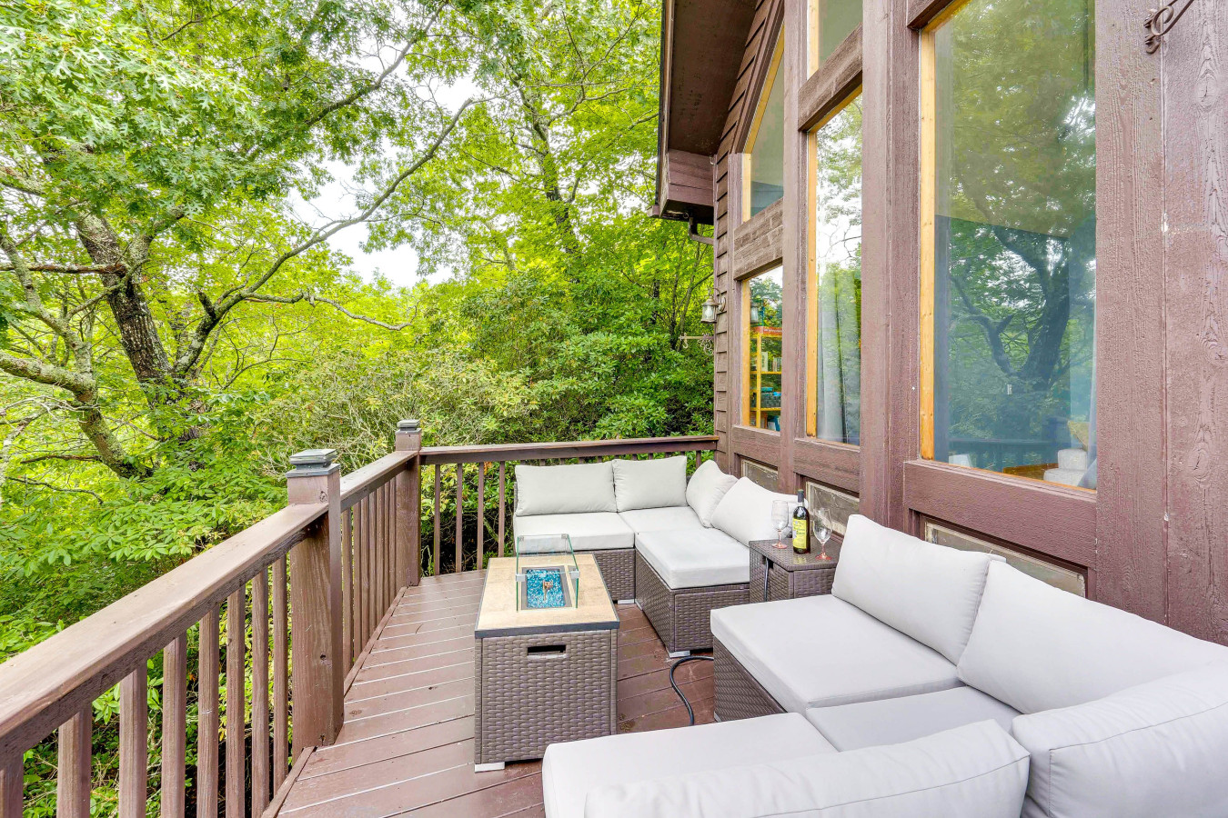 stunning-views-hot-tub-fire-pit-grill/