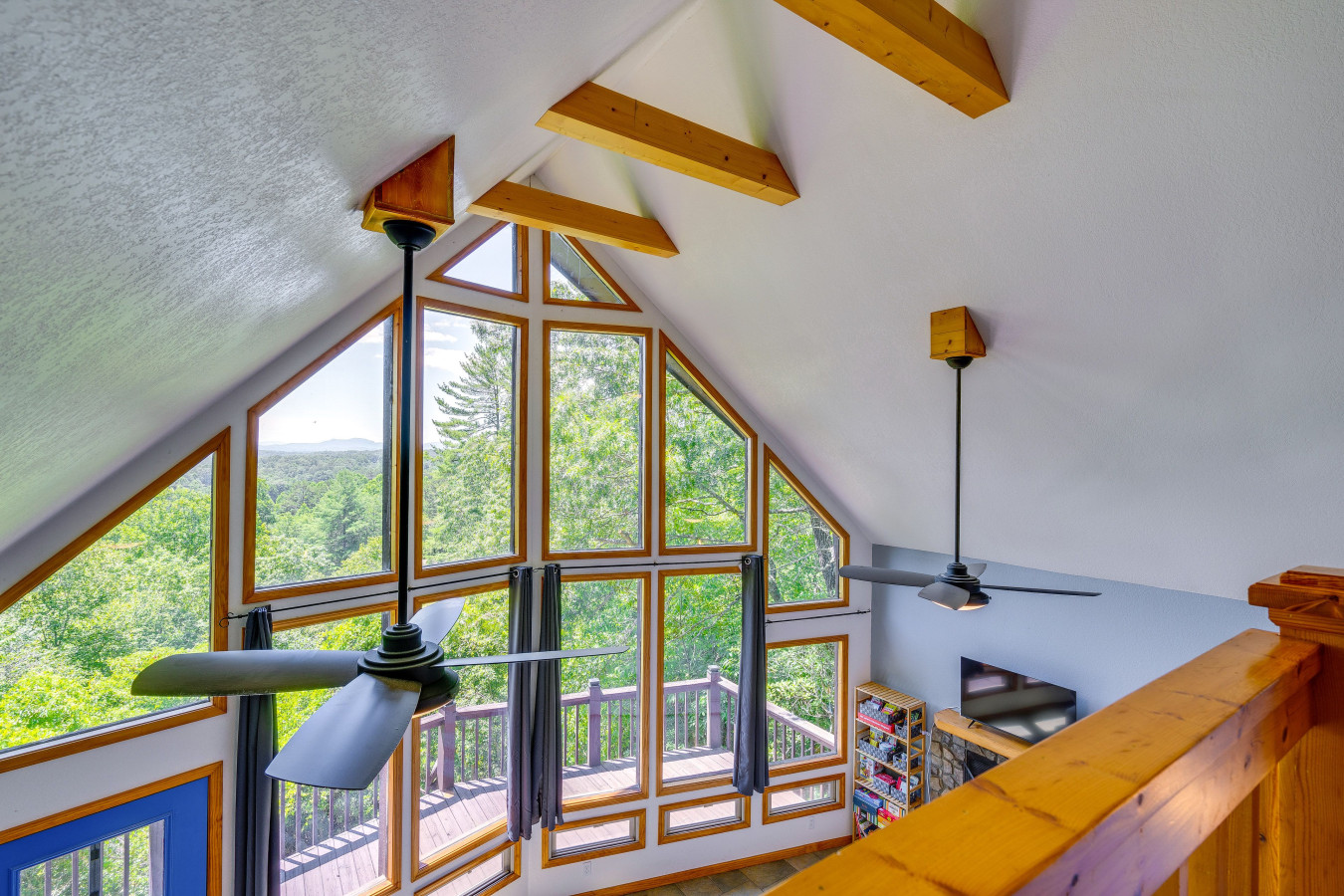 stunning-views-hot-tub-fire-pit-grill/