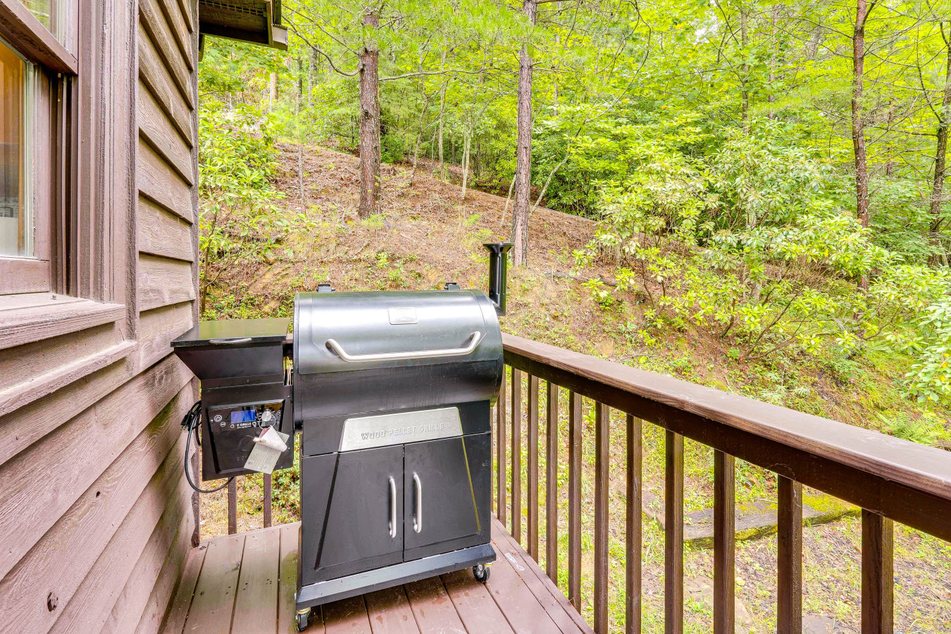 stunning-views-hot-tub-fire-pit-grill/