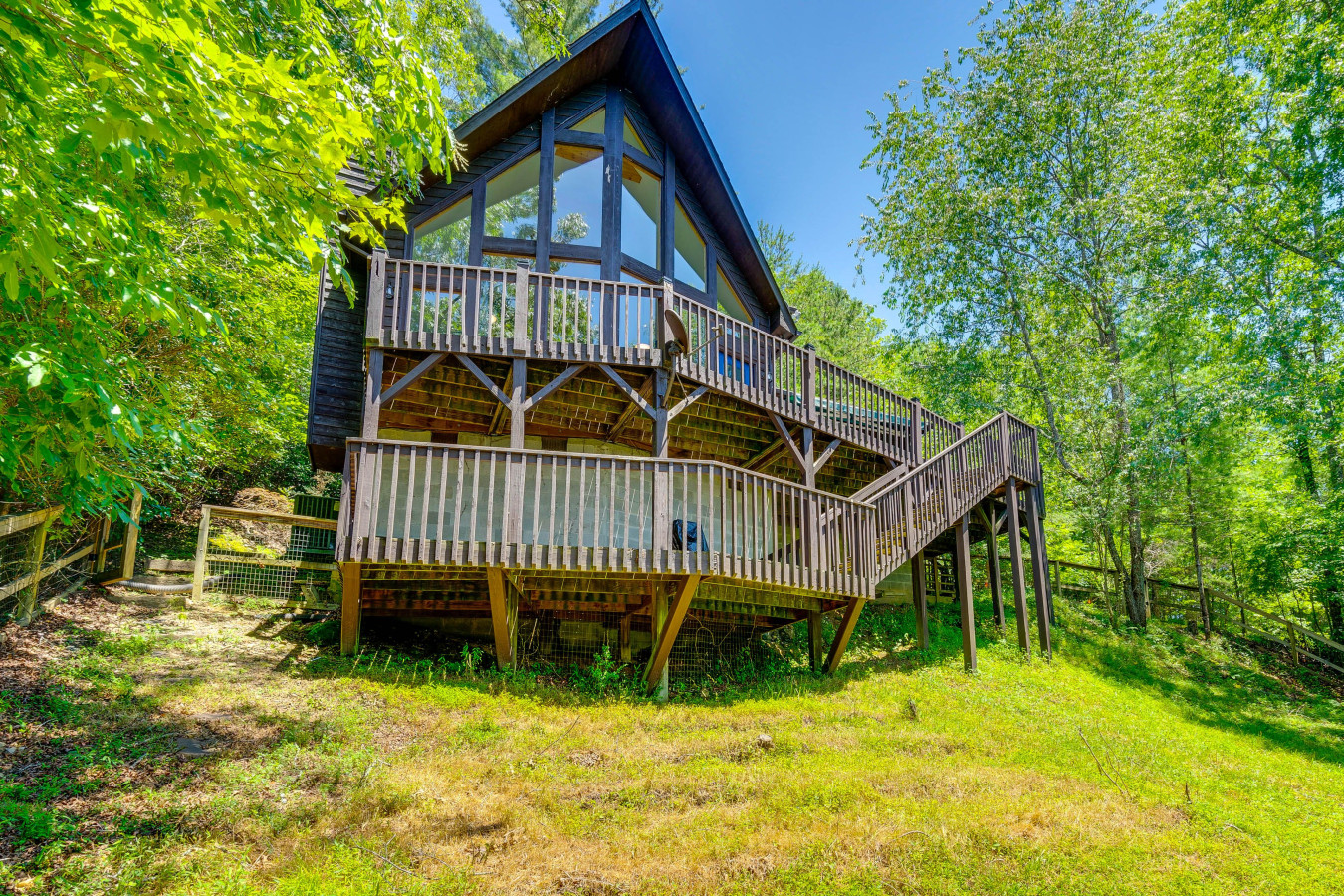 stunning-views-hot-tub-fire-pit-grill/