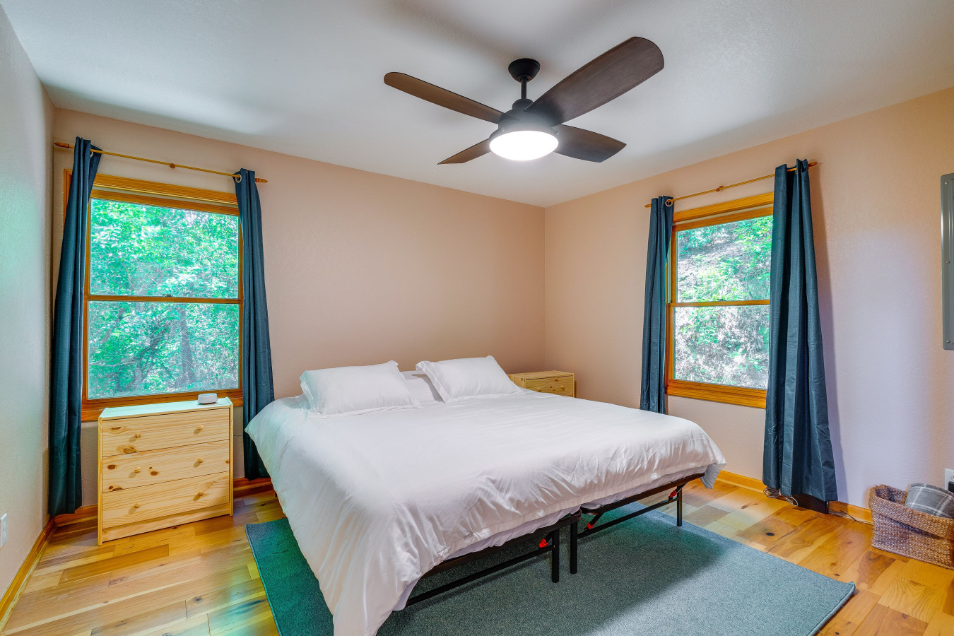 stunning-views-hot-tub-fire-pit-grill/