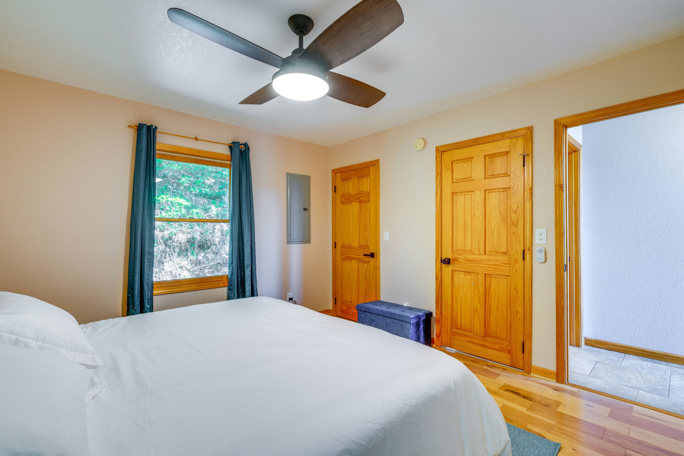 stunning-views-hot-tub-fire-pit-grill/