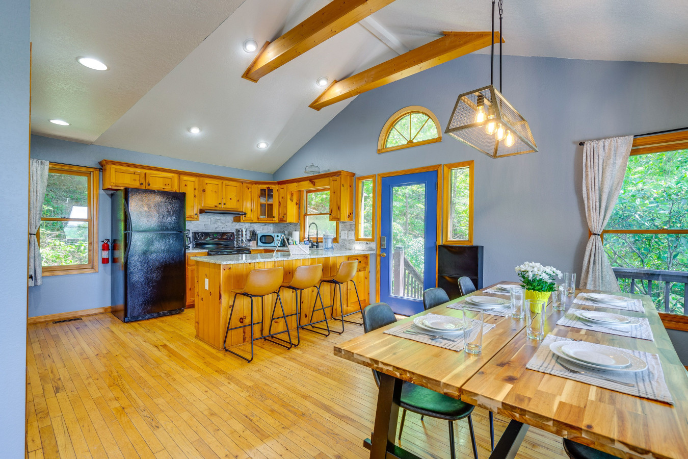 stunning-views-hot-tub-fire-pit-grill/