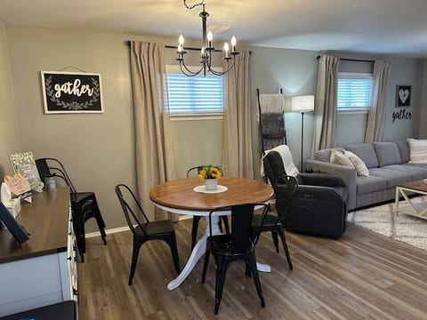 HappyLittleHouse: Repeat Guest/Direct Booking Site