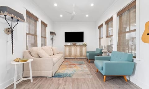 Experience Seajoy! 200 yard walk to beach!