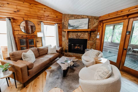 Secluded Cabin in the Woods |Cozy Romantic Retreat