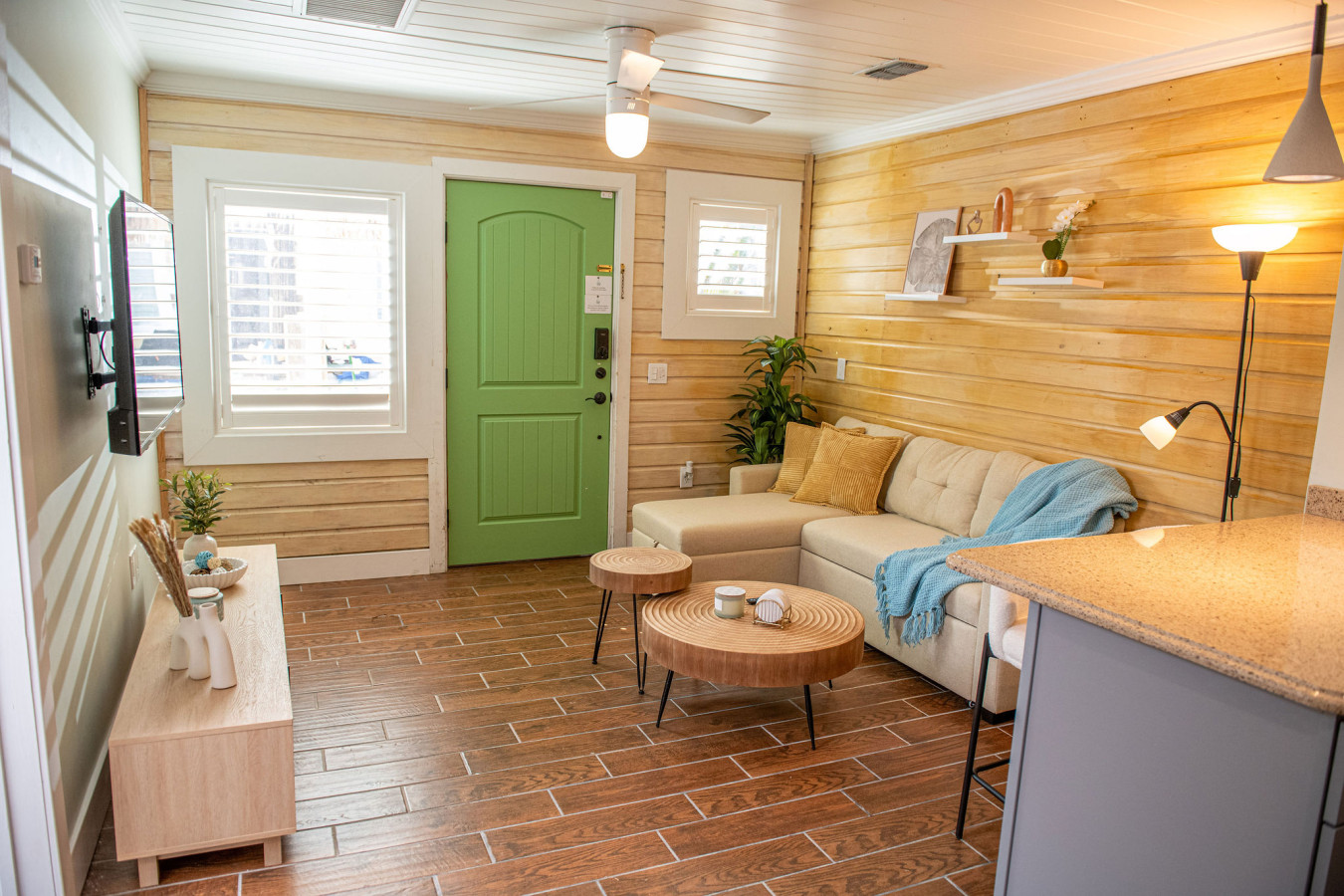 Sleeps 24-Beachfront Entire Resort- Outdoor Pool 7BR - Madeira Beach