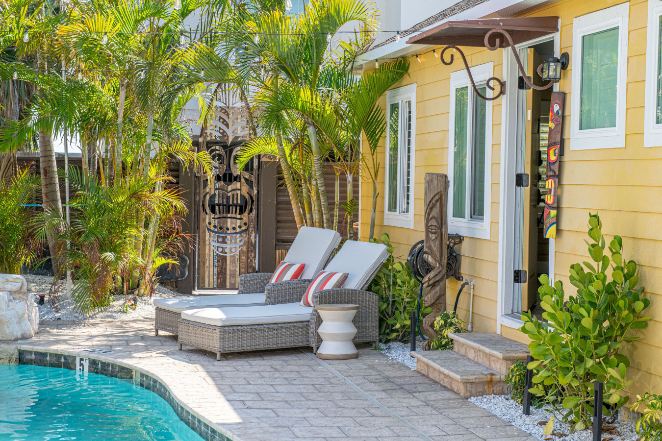 Sleeps 24-Beachfront Entire Resort- Outdoor Pool 7BR - Madeira Beach