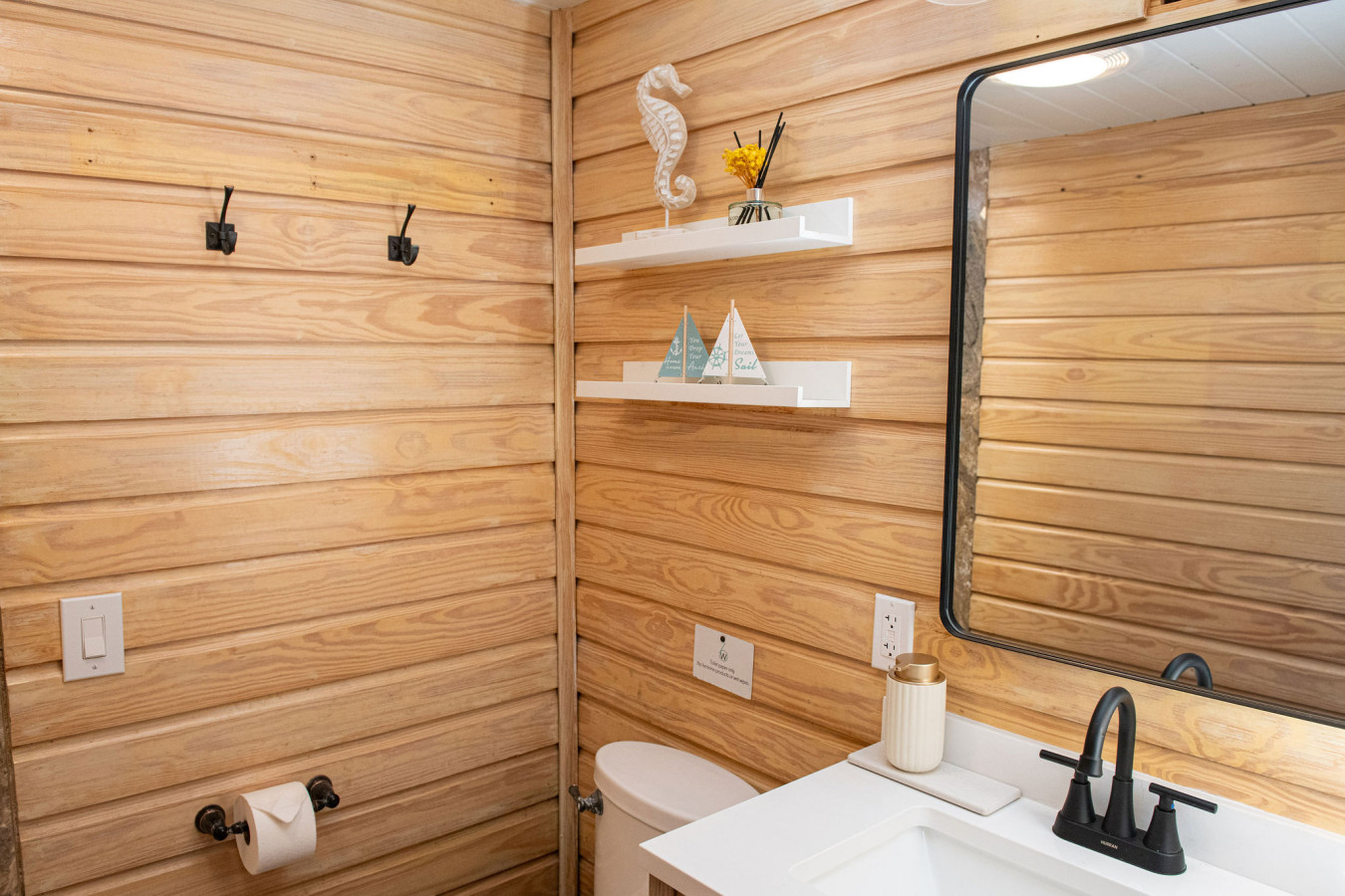 Sleeps 24-Beachfront Entire Resort- Outdoor Pool 7BR - Madeira Beach