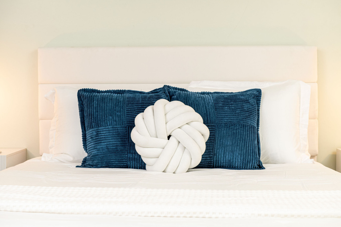 Sleeps 24-Beachfront Entire Resort- Outdoor Pool 7BR - Madeira Beach