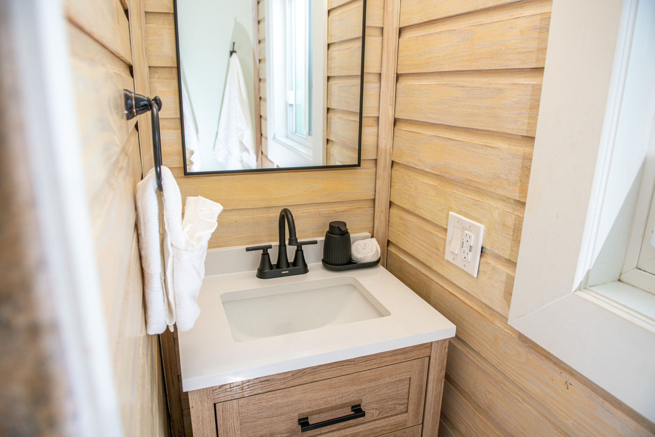 Sleeps 24-Beachfront Entire Resort- Outdoor Pool 7BR - Madeira Beach