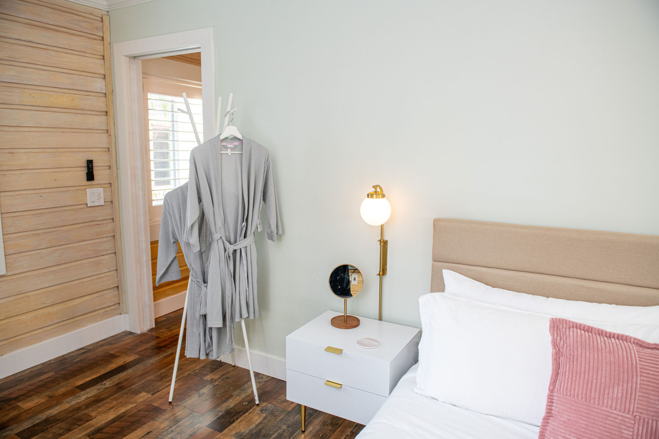 Sleeps 24-Beachfront Entire Resort- Outdoor Pool 7BR - Madeira Beach