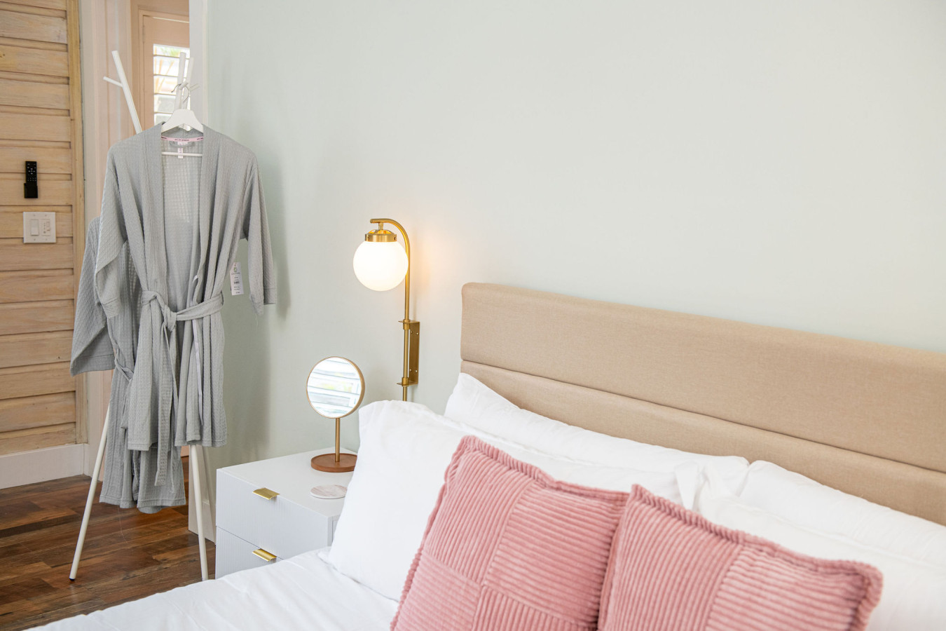 Sleeps 24-Beachfront Entire Resort- Outdoor Pool 7BR - Madeira Beach